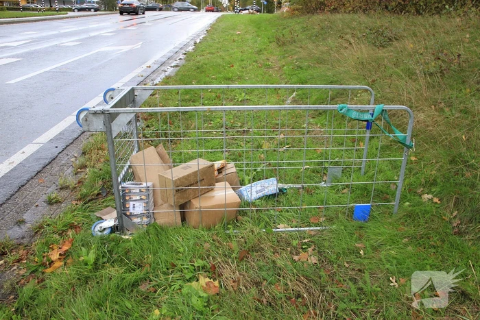 Vrachtwagen verliest diiepvrieshandel tijdens het rijden