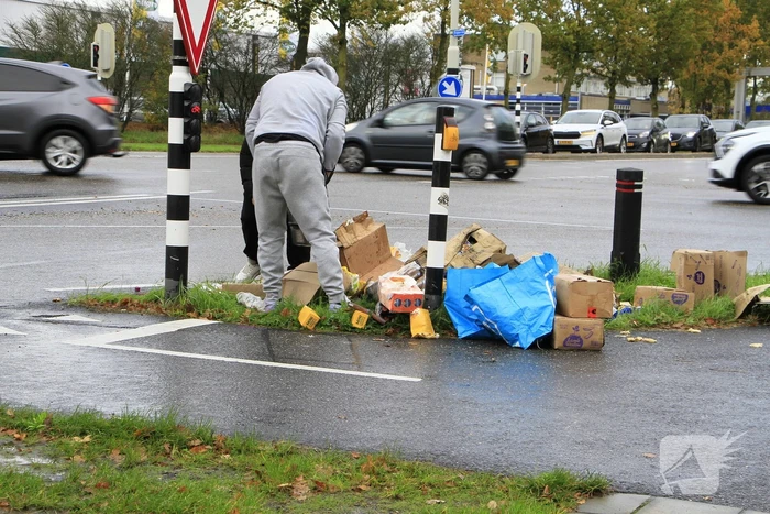 Vrachtwagen verliest diiepvrieshandel tijdens het rijden