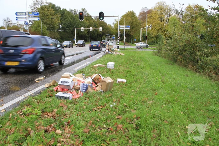 Vrachtwagen verliest diiepvrieshandel tijdens het rijden