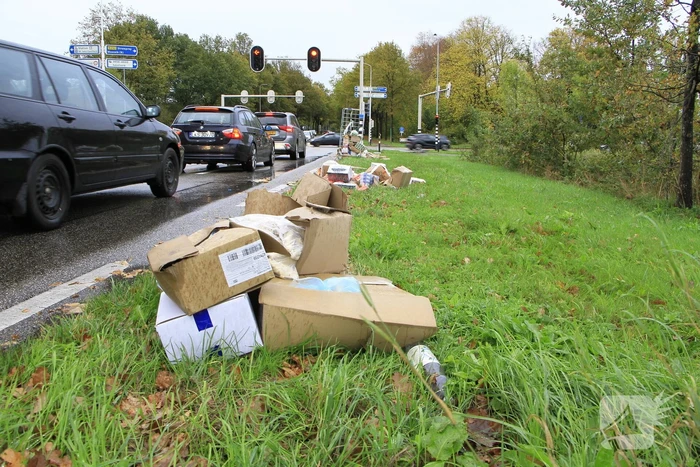 Vrachtwagen verliest diiepvrieshandel tijdens het rijden