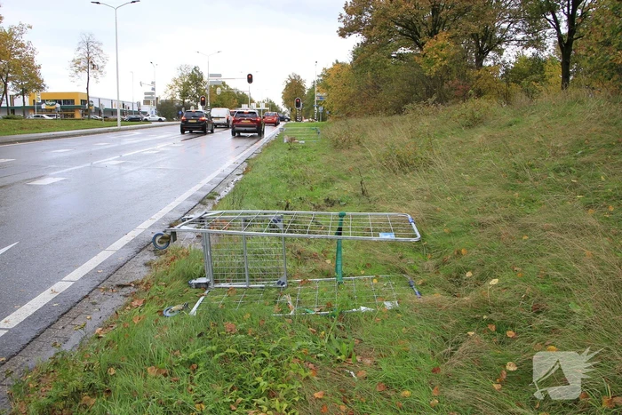 Vrachtwagen verliest diiepvrieshandel tijdens het rijden