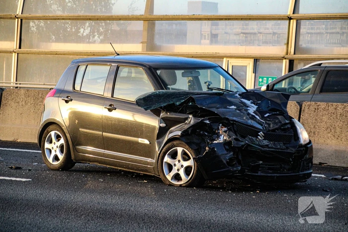 Twee auto's total loss na aanrijding
