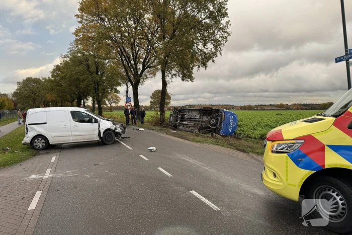 Botsing tussen twee bestelwagens