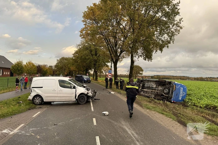 Botsing tussen twee bestelwagens