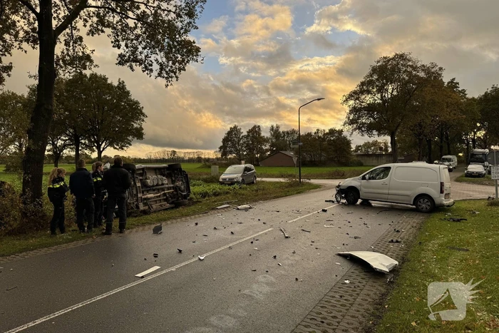 Botsing tussen twee bestelwagens