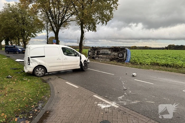 Botsing tussen twee bestelwagens