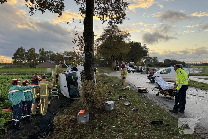 Botsing tussen twee bestelwagens