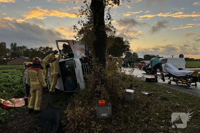 Botsing tussen twee bestelwagens