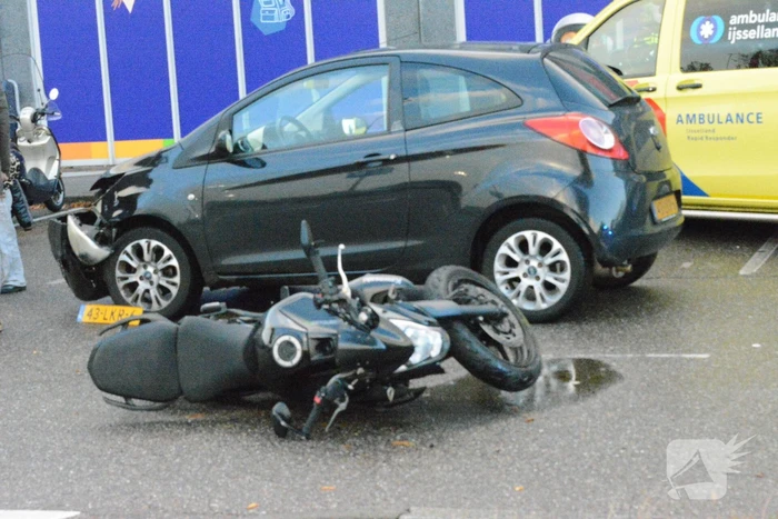 Motorrijder gewond na inhaalactie
