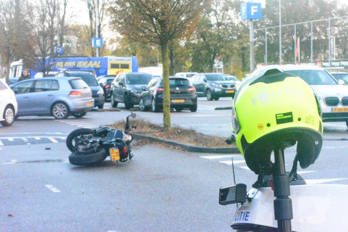 Motorrijder gewond na inhaalactie