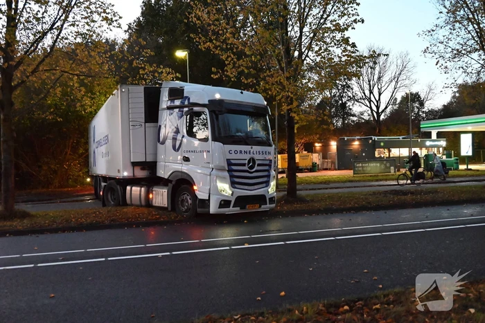 Volledige wegafsluiting door vastgelopen vrachtwagen