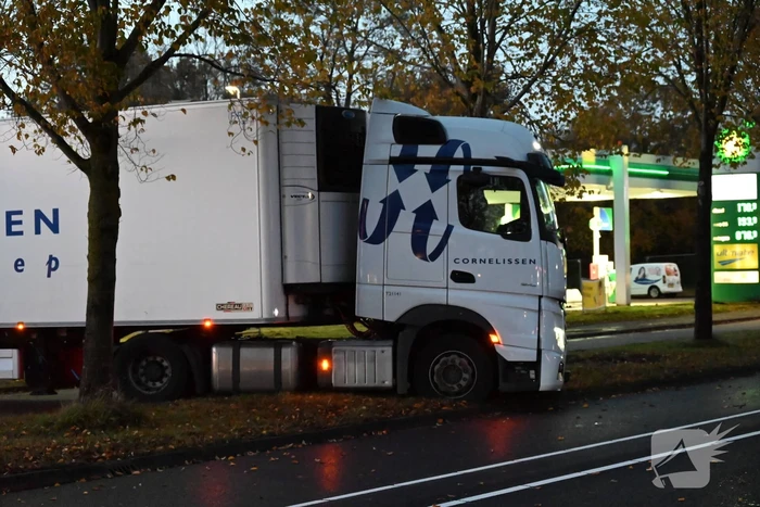 Volledige wegafsluiting door vastgelopen vrachtwagen
