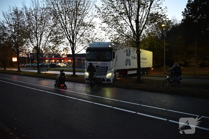 Volledige wegafsluiting door vastgelopen vrachtwagen