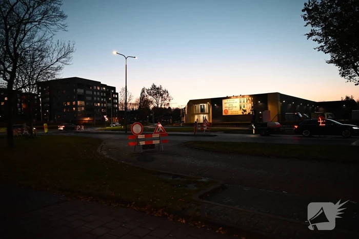 Volledige wegafsluiting door vastgelopen vrachtwagen