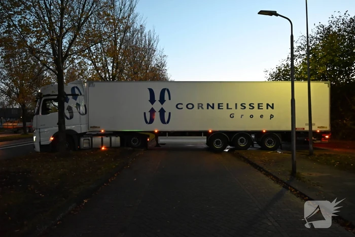 Volledige wegafsluiting door vastgelopen vrachtwagen