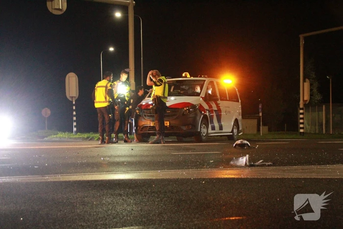 aanrijding tussen auto en scooter leidt tot gewonde
