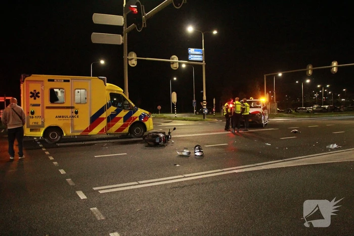 aanrijding tussen auto en scooter leidt tot gewonde