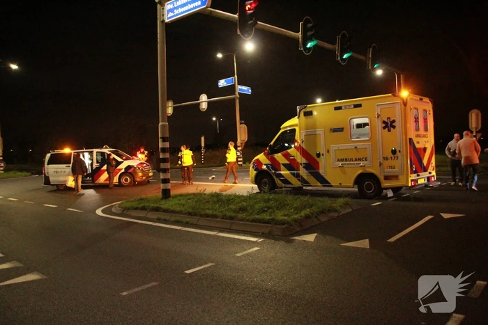 aanrijding tussen auto en scooter leidt tot gewonde