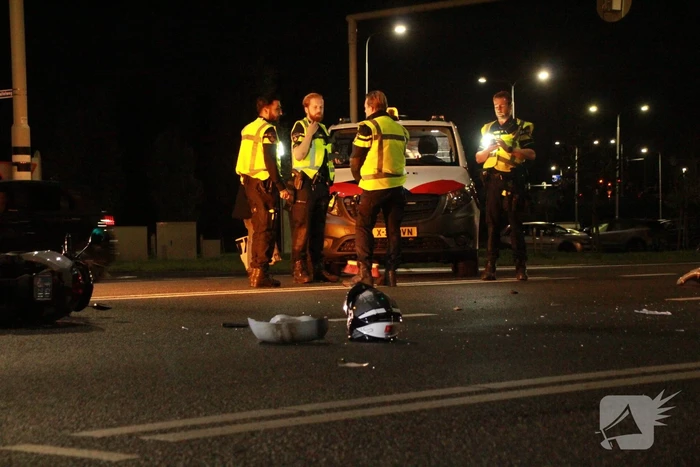 aanrijding tussen auto en scooter leidt tot gewonde
