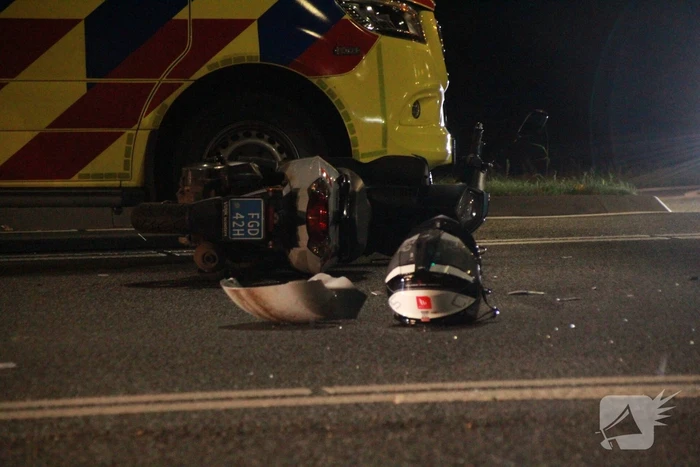 aanrijding tussen auto en scooter leidt tot gewonde