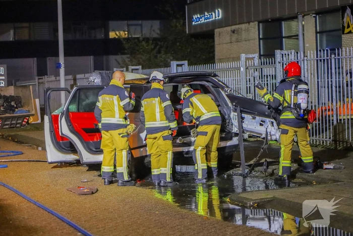 Auto in vlammen op industriegebied