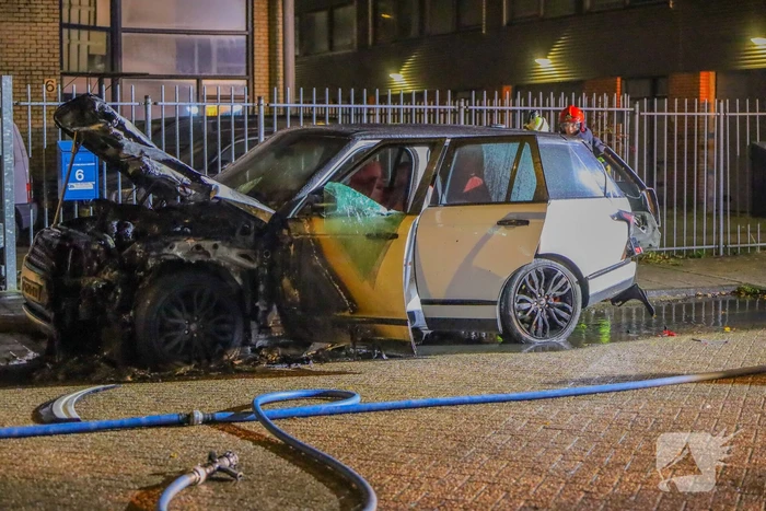Auto in vlammen op industriegebied