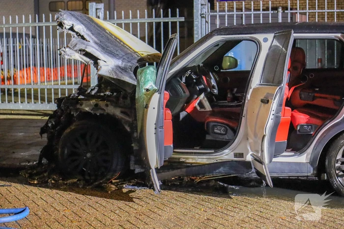Auto in vlammen op industriegebied