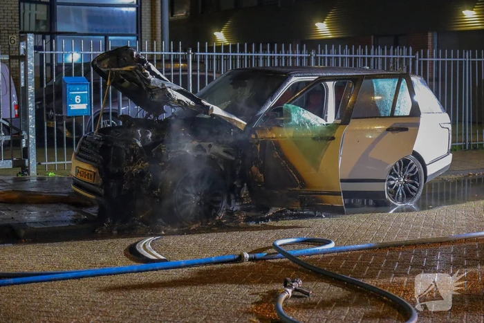 Auto in vlammen op industriegebied