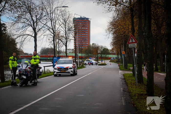 Landrover belandt op zijkant door ongeval met boom
