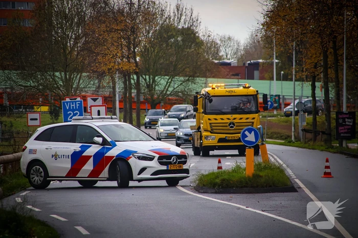 Landrover belandt op zijkant door ongeval met boom