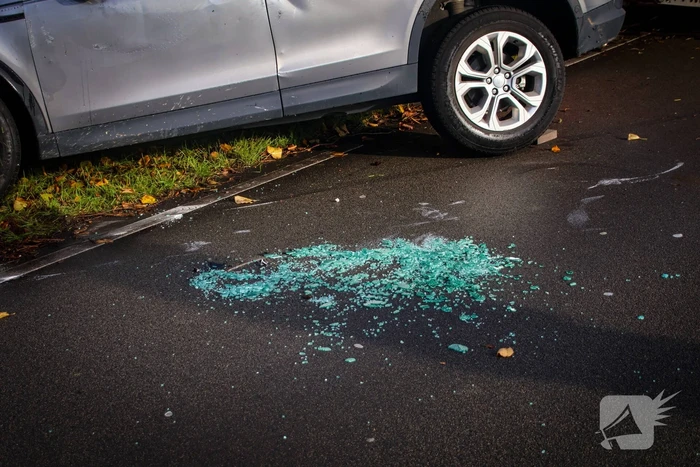 Landrover belandt op zijkant door ongeval met boom