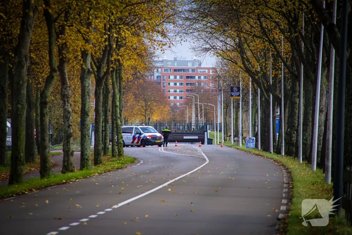 Landrover belandt op zijkant door ongeval met boom