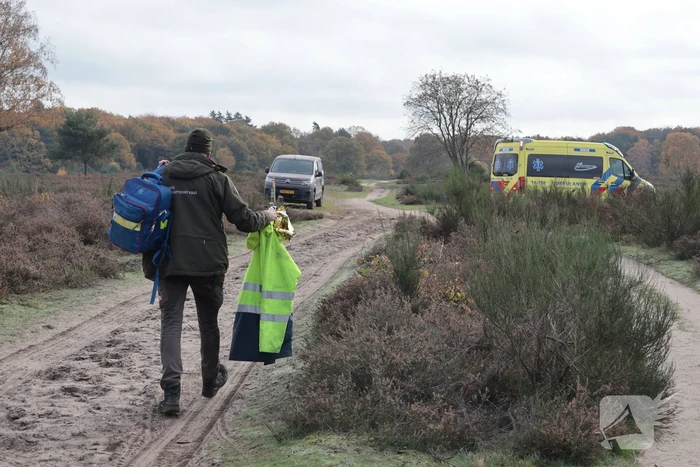Ruiter valt van paard, hulpdiensten ingeschakeld