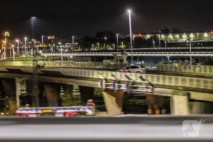 Verward persoon dreigt van viaduct tijdens incident
