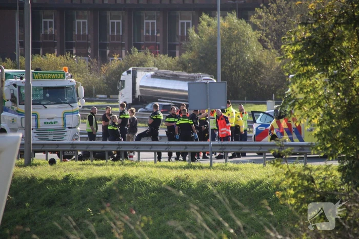 Zwaar ongeval tussen motor en voertuig leidt tot gewonde