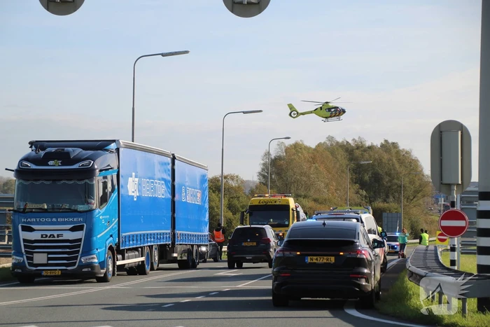 Zwaar ongeval tussen motor en voertuig leidt tot gewonde