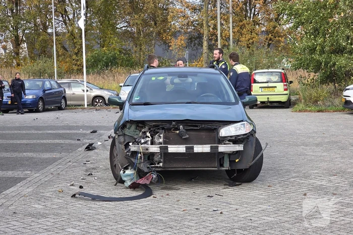 Auto ramt geparkeerde wagen na ongeval