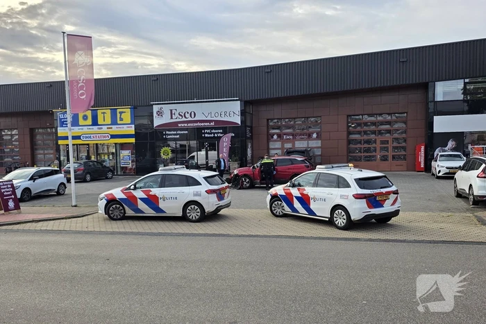Auto ramt geparkeerde wagen na ongeval