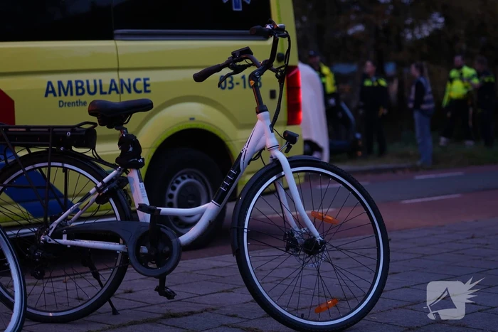 Fietser en scooter botsen op elkaar
