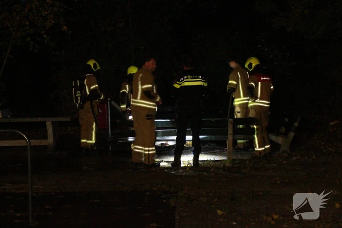 Jongeren steken hout in brand