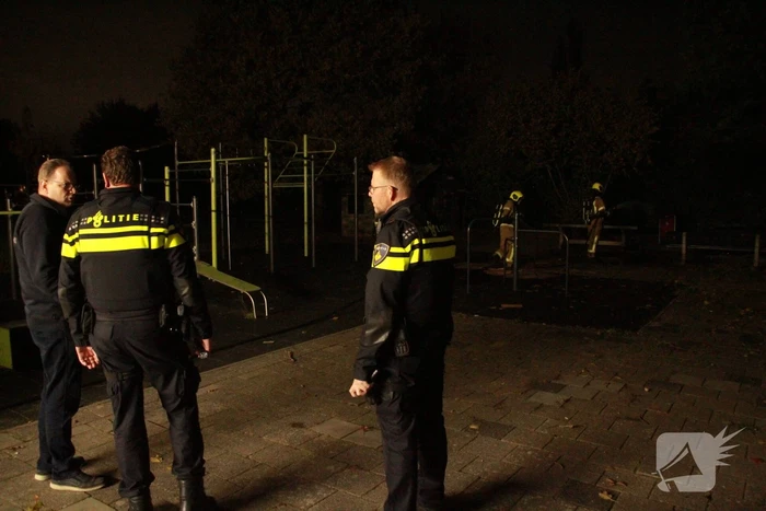 Jongeren steken hout in brand