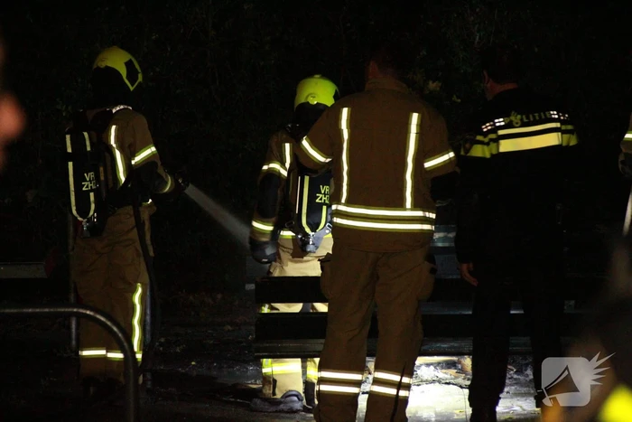 Jongeren steken hout in brand