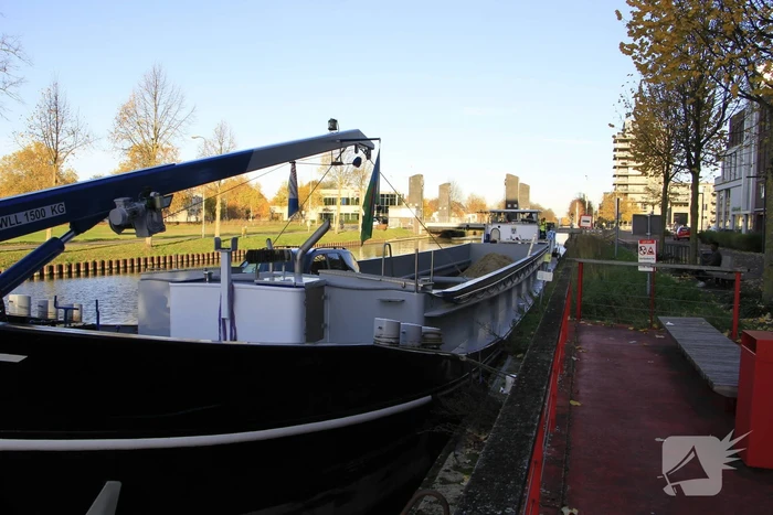 Binnenvaartschip botst tegen stadsbrug