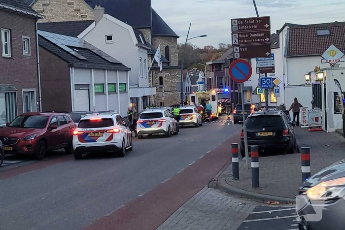 Auto en motor botsen, bestuurder gewond