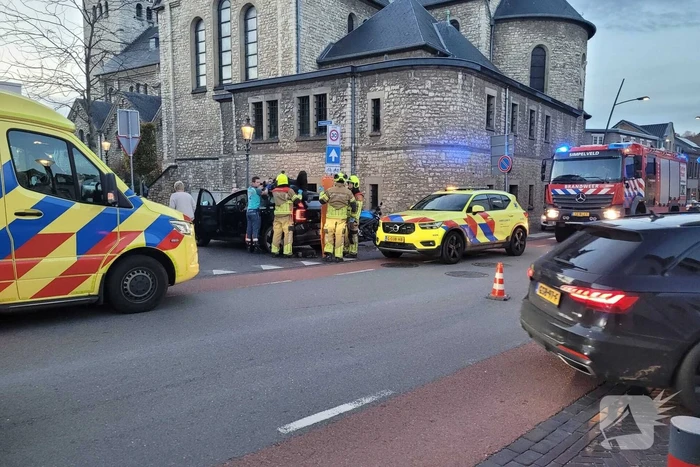 Auto en motor botsen, bestuurder gewond
