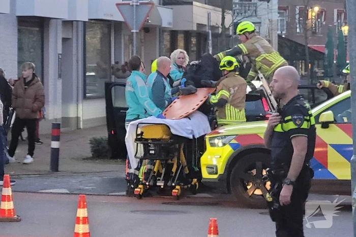 Auto en motor botsen, bestuurder gewond