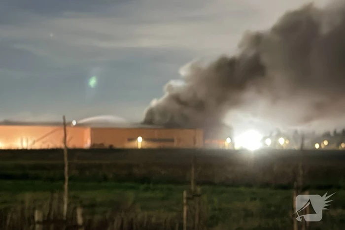 Brand in bedrijfspand leidt tot grote brandweeractie