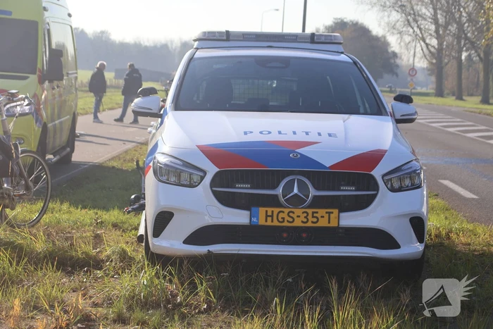 Persoon valt van scootmobiel en belandt in sloot