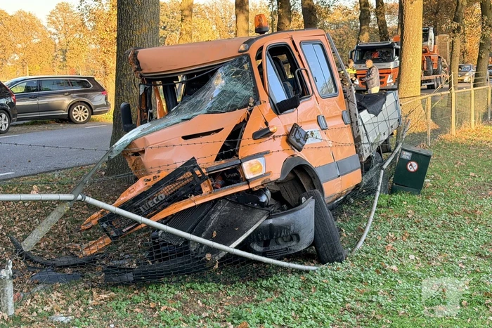 Werkbus botst op bomen en belandt in weiland