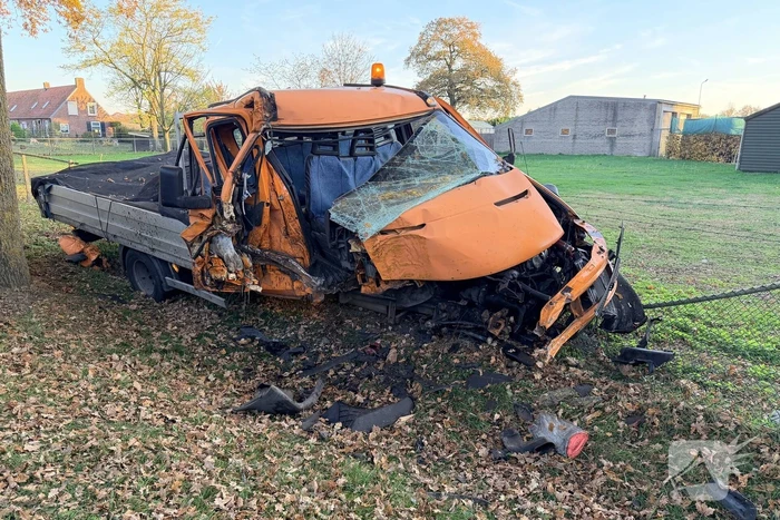 Werkbus botst op bomen en belandt in weiland